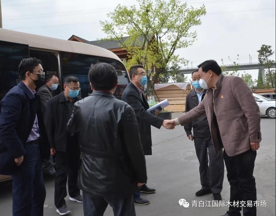 【中心動態(tài)】四川省供銷社黨組成員、副主任向益?zhèn)ヒ恍猩W臨我中心參觀調(diào)研