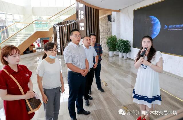 陜西林業集團木業有限公司副總經理王磊帶隊到我中心參觀交流