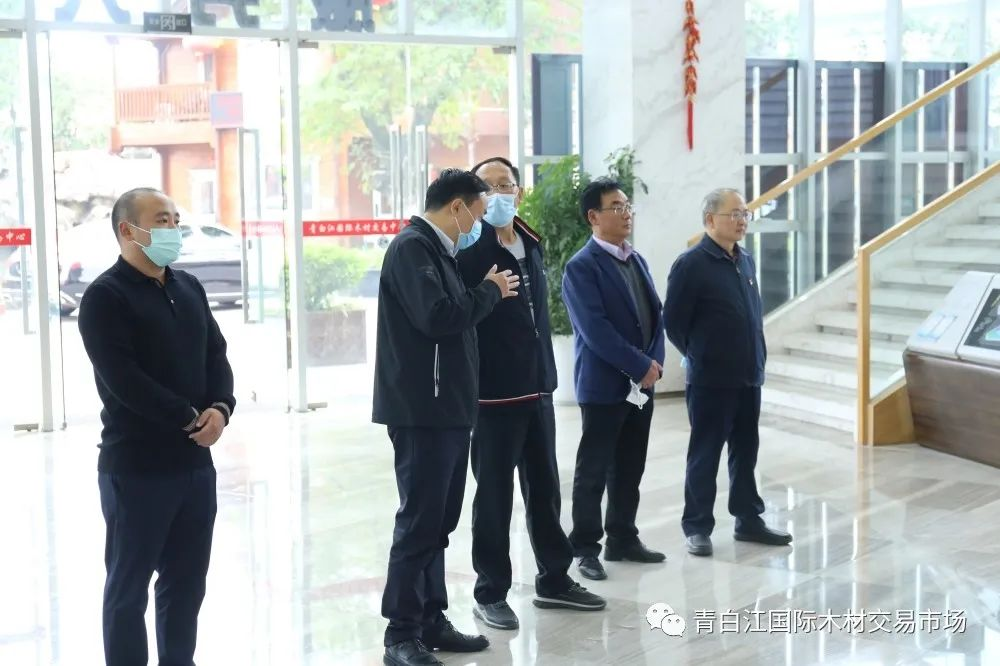 【中心動態(tài)】阿壩州行政審批局原局長何志富、阿壩州科協(xié)主席勒烏戈蒞臨青白江國際木材交易中心考察調(diào)研